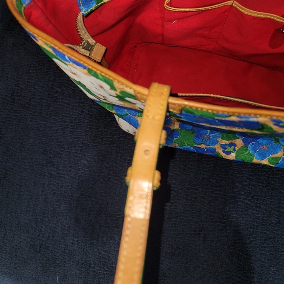 Dooney and Bourke large flower tote. - Picture 6 of 7